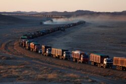 Ribuan truk heavy-duty bermuatan batu bara berbaris hingga 130 kilometer dari perbatasan Mongolia-China di satu-satunya jalan di Gurun Gobi, Mongolia, 29 Oktober 2017. (Foto: Reuters)