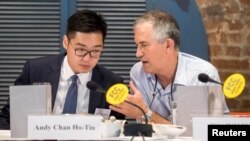 香港外国记者会副主席，金融时报亚洲新闻编辑马凯（右）与香港民族党召集人陈浩天在香港外国记者会举行的一次演讲会上。（2018年8月14日）