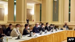 2021年5月1日，包括德国、法国、英国、中国以及俄罗斯的代表们同伊朗代表团成员在维也纳大酒店举行会谈。（法新社照片）