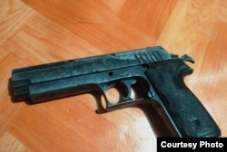 Pistol standar militer 9 mm. (Foto courtesy: Kapendam XVII-Cen.)