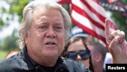 Stiv Benon obraća se novinarima prije početka služenja zatvorske kazne (Foto: REUTERS/Eduardo Munoz)