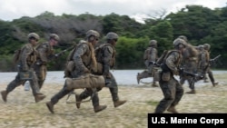 美国海军陆战队士兵在日本冲绳汉森营进行机枪架设演练，为“坚决之龙25”演习做准备。(2025年9月9日)