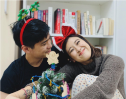 岑敖晖透过助理上传昔日与爱妻共渡圣诞欢乐时光的照片。（图片来源：岑敖晖个人脸书网站）