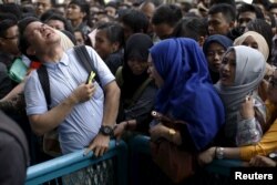 Para pencari kerja berdesakan dalam antrean pameran lowongan pekerjaan "Indonesia Spectacular Job Fair 2015" di Gelora Bung Karno, Senayan, Jakarta, 12 Agustus 2015.