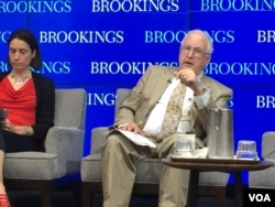 前美驻华大使芮效俭回答美国之音记者的提问 (美国之音莉雅拍摄)