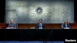 រូបឯកសារ៖ ក្រុមមេដឹកនៅសហរដ្អាមេរិកធ្វើការសម្រេចលើកញ្ចប់ជំនួយសេដ្ឋកិច្ចដោយសារមេរោគកូរ៉ូណា នៅវិមាន Capitol Hill ក្នុង​រដ្ឋធានីវ៉ាស៊ីនតោន កាលពីថ្ងៃទី២០ ខែមីនា ឆ្នាំ២០២០។