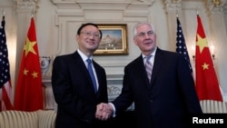 美国国务卿蒂勒森星期二在美国国务院会见了中国国务委员杨洁篪