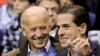 Joe Biden, yang saat itu menjabat wakil presiden AS, dan putranya Hunter Biden menyaksikan laga bola basket di Washington, 30 Januari 2010. 