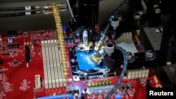 资料照：微软公司雷德蒙德实验室测试Azure Cobalt芯片的图示 （2023年11月13日）