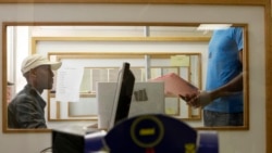 Dalam foto yang diambil pada 15 November 2012, seorang pasien tampak menjalani pemeriksaan di klinik khusus penanganan HIV/AIDS di Rumah Sakit Helen Joseph di Johannesburg, Afrika Selatan. (Foto: AP)