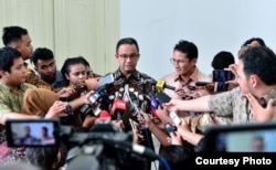 Gubernur dan Wakil Gubernur DKI Jakarta Anies Baswedan dan Sandiaga Uno di Istana Merdeka Jakarta Rabu 25 Oktober 2017. (Foto: Biro Pers Istana)