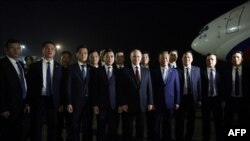Foto yang dirilis oleh media pemerintah Rusia, Sputnik, tampak Presiden Rusia Vladimir Putin (tengah) berfoto sebelum terbang kembali ke Rusia di Bandara Internasional Noi Bai di Hanoi, Kamis, 21 Juni 2024. (Foto: Gavriil Grigorov/Pool/AFP)