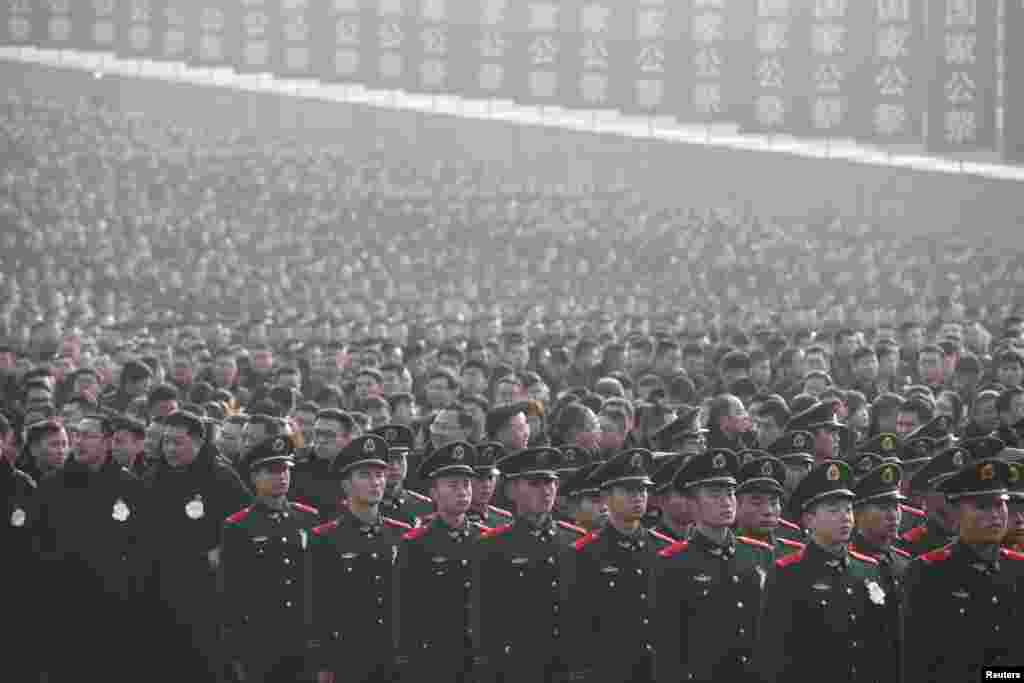 2018年12月13日，中国江苏省南京举行南京大屠杀死难者国家公祭仪式上，军人和民众肃立。