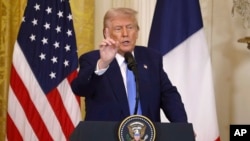 2025년 2월 24일 미국 워싱턴 D.C. 백악관에서 도널드 트럼프 미국 대통령이 에마뉘엘 마크롱 프랑스 대통령과 공동 기자회견을 하고 있다.