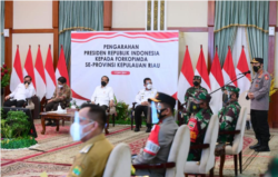 Presiden Jokowi mengimbau Pemda Riau untuk meningkatkan penanganan pandemi di wilayahnya. (Foto: Courtesy/Biro Pers)