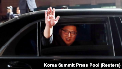 Pemimpin Korea Utara Kim Jong-un mengucapkan selamat tinggal kepada Presiden Korea Selatan Moon Jae-in setelah upacara di Panmunjom, di zona demiliterisasi yang memisahkan kedua Korea, Korea Selatan, 27 April 2018. (Foto: dok).