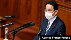 日本新任首相岸田文雄在日本国会发表他的首次政策讲话。（2021年10月8日）