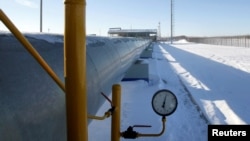 Pipa gas tampak terlihat membentang di stasiun pemompaan gas Sudzha milik perusahaan gas Rusia Gazprom dalam foto yang diambil pada 13 Januari 2009. (Foto: Reuters/Denis Sinyakov)
