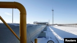 Pipa gas di stasiun pompa Gazprom untuk mengekspor gas, 13 Januari 2009. (Foto: Denis Sinyakov/Reuters)