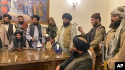 塔利班士兵攻入阿富汗总统府。（2021年8月15日）