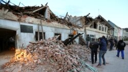 Stanovnici Petrinje na ulici, ispred srušenih kuća