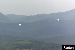 2024년 9월 5일 한국 파주 비무장지대 인근 상공에 북한이 날려보낸 쓰레기 풍선이 관측돼고 있다.