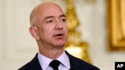 Jeff Bezos, pendiri dan CEO Amazon.com, pada saat berbicara di State Dining Room, Gedung Putih di Washington, 5 Mei 2016. 