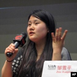 邹雪平介绍她的作品，她拍摄了《饥饿的村子》和《吃饱的村子》两部片子