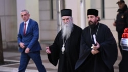 Mitropolit Amfilohije (u sredini) izlazi iz zgrade Vlade Crne Gore u Podgorici, posle razgovora sa premijerom Duškom Markovićem (Foto: RFE/RL/Savo Prelević)