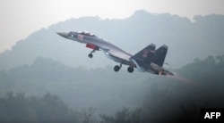 一架俄制苏-35战机在广东珠海的航空展开幕前试飞。（2014年11月10日） AFP