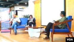 Mada Sukmajati (kemeja putih) dan Wawan Mas'udi (batik) memaparkan hasil penelitian potensi politik uang di Yogyakarta, Senin 15 April 2019. (Foto:VOA/Nurhadi)