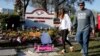 Pengunjung melewati memorial yang menandai satu tahun peringatan peristiwa penembakan massal di SMA Marjory Stoneman di kota Parkland, Florida.