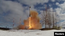 4月20日，俄罗斯军方在阿尔汉格尔斯克地区的普列谢茨克航天发射场试射了一枚萨尔吗特洲际弹道导弹。（路透社照片）