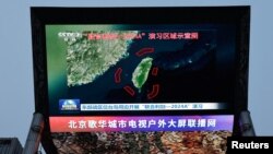 Peta latihan militer yang dilakukan oleh Komando Teater Timur Tentara Pembebasan Rakyat China (PLA) di lima wilayah sekitar pulau Taiwan, di Beijing, China, 23 Mei 2024. (Foto: REUTERS/Tingshu Wang)