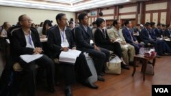 រូបឯកសារ៖ ក្រុម​តំណាង​អង្គការ​សង្គម​ស៊ីវិល កំពុង​ចូលរួម​ក្នុង​វេទិកា​ស្តីពី​ភាព​ជា​ដៃ​គូ​រវាង​រដ្ឋាភិបាល និង​អង្គការ​សង្គមស៊ីវិល ជា​លើកទី២ ជាមួយមន្រ្តីក្រសួងមហាផ្ទៃ នាថ្ងៃទី១៧ ខែមករា ឆ្នាំ២០១៩។ (កាន់ វិច្ឆិកា/VOA)