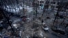ប្រជាជន​ឈរ​មើល​អគារ​ដែល​ត្រូវបាន​បំផ្លាញ​ដោយសារ​ការវាយប្រហារ​របស់​រុស្ស៊ី​ក្នុង​ទីក្រុង​កៀវប្រទេស​អ៊ុយក្រែន​កាលពីថ្ងៃទី​១៣ ធ្នូ ឆ្នាំ២០២៣។ (AP Photo/Evgeniy Maloletka)