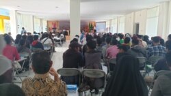 Ruangan Aula IAIN yang dipadati para peserta mengikuti International Geology Seminar di aula IAIN Palu. (27/11) Foto: VOA/Yoanes Litha