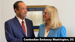 ឯកអគ្គរាជទូត​កម្ពុជា​លោក​ ជុំ​ ស៊ុនរី​ ជួប​ជាមួយ​សមាជិក​សភា​អ្នកស្រី​ Carol Miller មក​ពី​រដ្ឋ​ West Virginia នៃ​សហរដ្ឋ​អាមេរិក​នៅ​វិមាន​សភា​​រដ្ឋធានី​វ៉ាស៊ីនតោន​កាល​ពី​ថ្ងៃ​ទី២៧​ ខែកក្កដា ឆ្នាំ២០២១។ (រូបថត​ផ្តល់​ឱ្យ​ដោយ​ស្ថានទូត​កម្ពុជា​ប្រចាំ​នៅ​រដ្ឋធានីវ៉ាស៊ីនតោន)