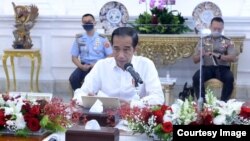 Presiden Jokowi dalam rapat terbatas di Istana Merdeka Jakarta , Senin (3/8) (Setpres RI).