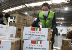 浙江省杭州国际机场的工作人员在搬运送给意大利的抗疫医疗用品。（2020年3月10日）