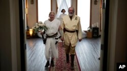 Dvoje starijih Amerikanaca koji su se venčali u Las Vegasu u stilu "Rata zvezda" (AP Photo/John Locher) 