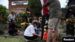 Stanovnici Alena u Teksasu odaju poštu žrtvama masovne pucnjave (Foto: REUTERS/Jeremy Lock)
