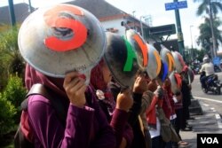 Pekerja Rumah Tangga (PRT) menggelar aksi menyuarakan aspirasi mereka di Yogyakarta. (Foto:VOA/ dok)
