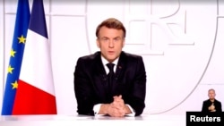 Presiden Prancis Emmanuel Macron menyampaikan pidato kenegaraan dari Paris, pada 5 Maret 2025. (Foto: France Televisions/Handout via Reuters)