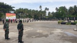 Kapolda Sulawesi Tengah Irjen Pol Abdul Rakhman Baso (tengah) memimpin upacara Laporan Kenaikan Pangkat bagi 1.310 personel Polda Sulteng di lapangan Pos Komando Taktis (Poskotis) Satgas Tinombala di Desa Tokorondo, Kabupaten Poso, Senin, 28 Desember 2020