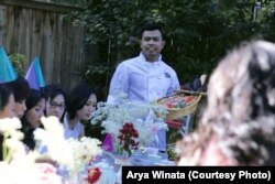 Chef sushi, Rahman Pananto, melayani para tamu di sebuah pesta di Maryland (foto/dok: Arya Winata)