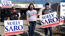 អ្នកស្រី​ ស៊ូលី សារ៉ូ (Suely Saro) បេក្ខជន​ខ្មែរ​អាមេរកាំងសម្រាប់​តំណែង​ចៅសង្កាត់​លេខ៦ ចូលរួមសកម្មភាពឃោសនារកសំឡេងឆ្នោតនៅ​ទីក្រុង​ឡុងប៊ិច​ រដ្ឋ​កាលីហ្វ័រញ៉ា។ (រូបថតដោយ Suely Saro)