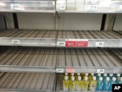 在当局宣布东京自来水放射性碘含量高于可以接受水平几个小时后，全市商店货架上的瓶装水很快几乎销售一空。