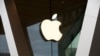 Logo Apple menghiasi fasad toko Apple di pusat Kota Brooklyn pada 14 Maret 2020, di New York. (Foto: AP)