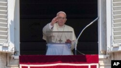 Paus Fransiskus berbicara kepada massa di Lapangan Santo Petrus, Vatikan (foto: dok). 